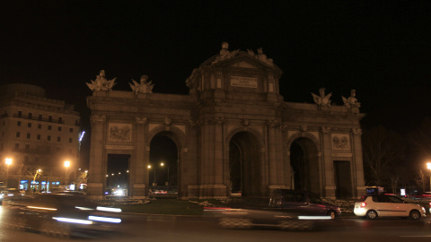 La ciudad de Madrid se suma a la Hora del Planeta apagando las luces de la Puerta de Alcalá. - EFE