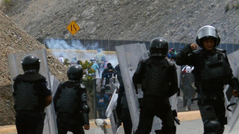 Varios policías se enfrentan a los manifestantes en Chilpancingo (Guerrero), durante una protesta de estudiantes de la Escuela Normal Rural de Ayotzinapa./ EFE