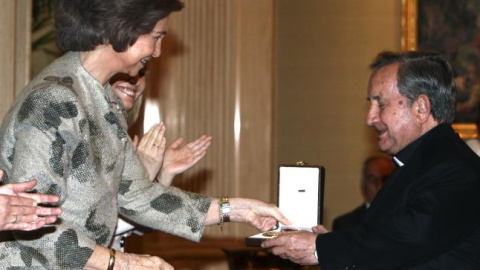 La reina Sofía entrega al jesuita y escritor José María Martín Patino una de las Cruces de Oro de la Orden Civil de la Solidaridad Social 2008.- EFE