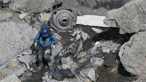 Un trabajador de los equipos de rescate en la zona del siniestro./ REUTERS-Gonzalo Fuentes