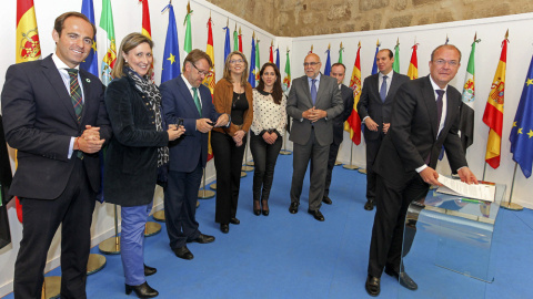 El presidente de la Junta de Extremadura, José Antonio Monago, junto a los consejereos autonómicos durante la firma del Decreto de Convocatoria de Elecciones Autonómicas 2015. EFE/ Jero Morales