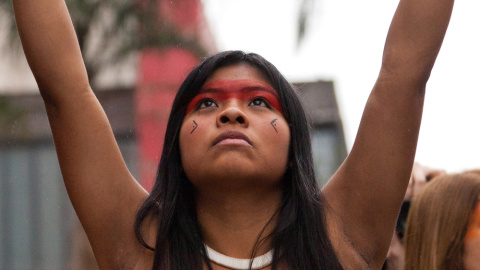 Una miembro del pueblo xingú en una manifestación en Sao Paulo en agosto de 2011. - AFP