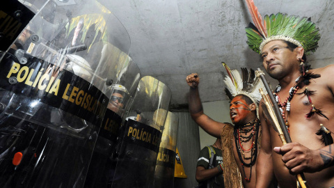 Dos indígenas brasileños, durante una protesta en diciembre de 2014. - AFP