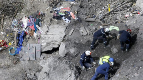 Equipos de rastreo en la zona del accidente del avión de Germanwings.- EFE