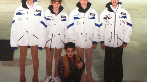 Javier Fernández (de rodillas) junto a su hermana (segunda por la izquierda), cuando eran pequeños.