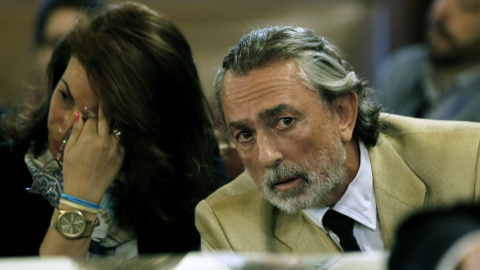 Francisco Correa y Mónica Magariños, exempleada de las empresas de Correa, sentados en el banco de los acusados en la sala del juicio./ EFE-Juan Carlos Cárdenas