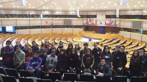 Los jóvenes de Marea Granate en el hemiciclo del Parlamento Europeo. FOTO: MAREA GRANATE