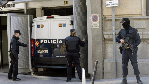 Vista del furgón policial que ha trasladado a los 15 presuntos anarquistas detenidos esta semana en Madrid, Palencia y Barcelona. EFE/Emilio Naranjo