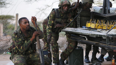 Soldados de las Fuerzas de Defensa de Kenia toman posiciones durante el tiroteo en la Universidad de Garissa, en el este de Kenia.- Dai Kurokawa (EFE)