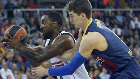 Hezonja trata de arrebatar la pelota a KC Rivers durante el partido. EFE/Andreu Dalmau