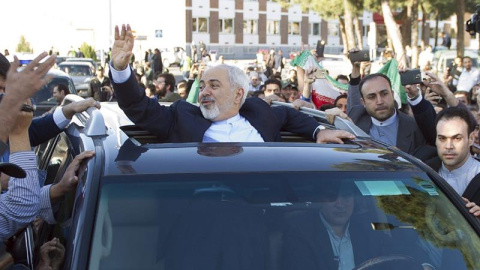 El ministro iraní de Exteriores, Mohamad Yavad Zarif, saluda a sus simpatizantes a su llegada a Teherán (Irán) hoy, viernes 3 de abril de 2015. Zarif regresó a primera hora de hoy a Teherán, donde fue recibido con aplausos por numerosos ciu