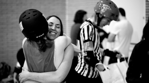 Almudena, expatriada en Londres, se abraza con una de sus compañeras de Roller Derby Madrid.-  CHRISTIAN GONZÁLEZ