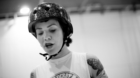 Una de las integrantes de equipo de Roller Derby Madrid toma aire durante un breve descanso entre los ejercicios.- CHRISTIAN GONZÁLEZ