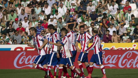 Los jugadores del Atlético celebran el segundo gol.  EFE/ Rafa Alcaide