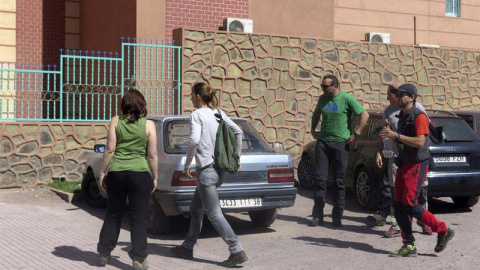 Familiares de Juan Bolivar Bueno, agente de la escala básica de la policía destinado en Madrid, de 27 años, a la entrada del hospital de Uarzazate donde se encuentra ingresado. / EFE