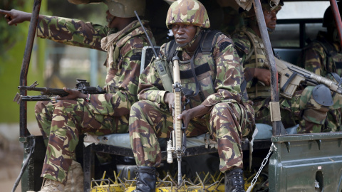 Soldados kenianos junto a la Universidad de Garissa. - REUTERS