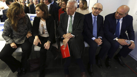 La vicepresidenta del Gobierno, Soraya Sáenz de Santamaría, los ministros de Exteriores, José Manuel García-Margallo, Hacienda, Cristóbal Montoro, e Interior, Jorge Fernández Díaz, y la presidenta del PPC, Alicia Sánchez-Camacho, durante la