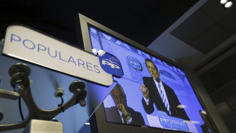 Vista de uno de los monitores instalados en la sala de prensa de la sede del PP desde donde los periodistas han seguido la intervención de Mariano Rajoy en la reunión de la Junta Directiva Nacional. EFE/Javier Lizón