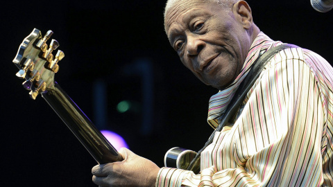 Fotografía de archivo fechada el 11 de julio de 2012 que muestra a la leyenda del blues estadounidense, B.B. King, durante un concierto en Zúrich, Suiza. EFE/WALTER BIERI