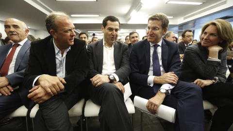 Los presidentes de Murcia, Alberto Garre, Extremadura, José Antonio Monago, y Galicia, Alberto Núñez Feijóo, y los presidentes del PP andaluz, Juanma Moreno y Vasco, Arantza Quiroga, durante la reunión de la Junta Directiva Nacional del par