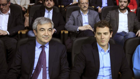 El líder de Ciudadanos (C's), Albert Rivera, con el economista Luis Garicano, este martes, en Madrid, durante la presentación del programa económico del partido. EFE