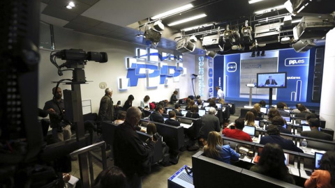 Vista general de la sala de prensa de la sede del Partido Popular desde donde los periodistas han seguido la intervención del presidente del Partido Popular y del Gobierno, Mariano Rajoy. / EFE