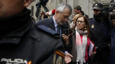 El expresidente de la Junta de Andalucía Jose Antonio Griñán a su salida del Tribunal Supremo para declarar voluntariamente como imputado ante el magistrado que instruye el Caso ERE. EFE/Juan Carlos Hidalgo