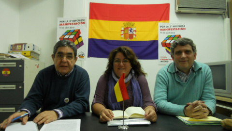 Valentín Ruíz, Gloria Aguilar y Francisco Pérez en la sede de la JER en Madrid./ B.Gordaliza