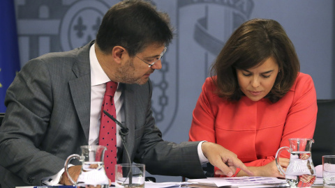 La vicepresidenta del Gobierno, Soraya Sáenz de Santamaría, y el ministro de Justicia, Rafael Catalá, durante la rueda de prensa posterior a la reunión del Consejo de Ministros. EFE/Ballesteros