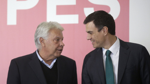 Pedro Sáchez con Felipe González, en una reciente reunión en Madrid de dirigentes socialistas eurpeos. REUTERS