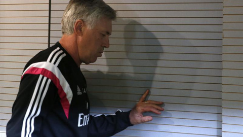 El técnico del Real Madrid, Carlo Ancelotti, hoy a su llegada a la rueda de prensa. /EFE