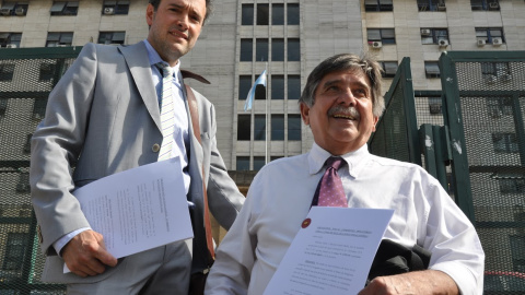 Abogados entrando a los tribunales de Comodoro Py, en Buenos Aires