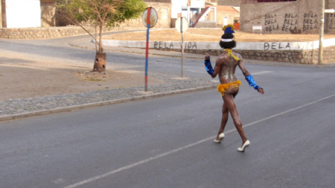 Edinha, desfilando por las calles de Mindelo./ TCHINDAS.COM