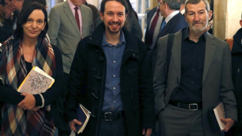 El líder de Podemos, Pablo Iglesias, el ex JEMAD Julio Rodríguez, número dos de Podemos por Zaragoza, y Carolina Bescansa, secretaria de Análisis y Programa, a su llegada al hotel de Madrid donde participaron en un desayuno informativo.