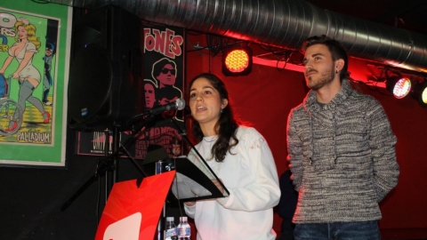 Lara Hernández y Carlos Martínez durante un acto de campaña de las elecciones autonómicas en Madrid.