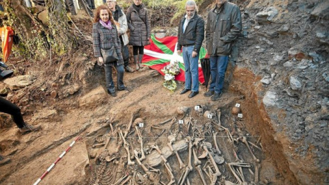 Presentación de una fosa común con diez cuerpos de soldados republicanos de la Guerra Civil./ EFE