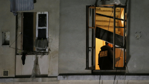 Agentes de policía investigan el piso donde se produjo el asalto policial a los yihadistas de Saint Denis. /REUTERS