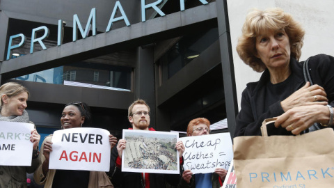 Protestas delante de una tienda de Primark por la tragedia de Bangladesh.- REUTERS.