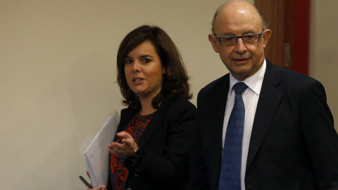 La vicepresidenta del Gobierno, Soraya Sáenz de Santamaría, junto al ministro de Hacienda, Cristóbal Montoro, antes de la rueda de prensa posterior a la reunión del Consejo de Ministros celebrada en el Palacio de la Moncloa. EFE/Juan Carlos