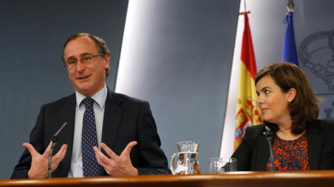 La vicepresidenta del Gobierno, Soraya Sáenz de Santamaría, y el ministro de Sanidad, Alfonso Alonso, durante la rueda de prensa posterior a la reunión del Consejo de Ministros celebrada en el Palacio de la Moncloa. EFE/Juan Carlos Hidalgo