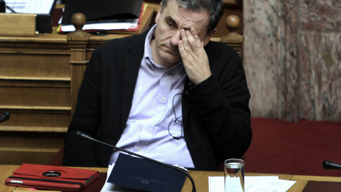 El ministro de finanzas de Grecia Euclid Tsakalotos, en el Parlamento heleno. EFE/SIMELA PANTZARTZI