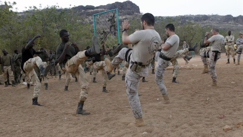 Monitores del Ejército español adiestrando a las fuerzas de Mali. MINISTERIO DE DEFENSA