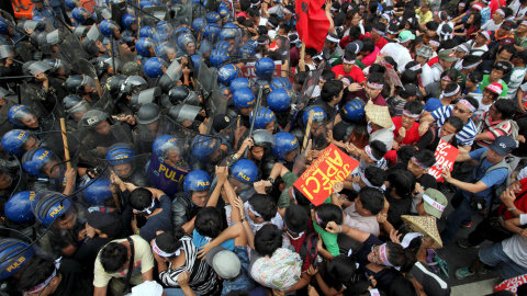 Manifestantes chocan con los antidisturbios durante una manifestación en Manilam, Filipinas, durante una cumbre de los ministros de Economía de la región Asia-Pacífico. REUTERS / TPX Esdras Acayan