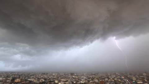 Un rayo cruza el horizonte durante una tormenta en Jeddah, Arabia Saudí.- REUTERS / Mohamed Al Hwaity