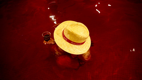 Una mujer bebe vino mientras toma un baño de agua caliente con vino en el balneario de Hakone Kowakien Yunessun, en Hakone al oeste de Tokio.- REUTERS / Thomas Peter