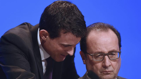 El presidente galo, François Hollande, escucha a su primer ministro, Manuel Valls, en París. / EFE