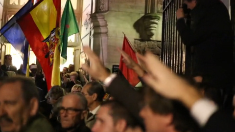 Captura de pantalla de un vídeo en la puerta de la iglesia de San Fermín de los navarros, donde ayer se realizó un homenaje a Franco y a José Antonio Primo de Rivera