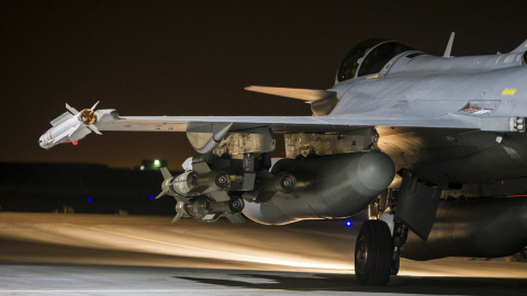 Un cazabombardero francés de los que participan en los ataques contra Al Raq en Siria. REUTERS/S. Dupont/Armee de l'Air