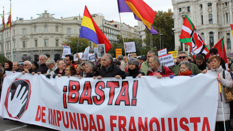 Varios convocantes sujetan la pancarta con el lema "Basta de impunidad franquista". D.N.