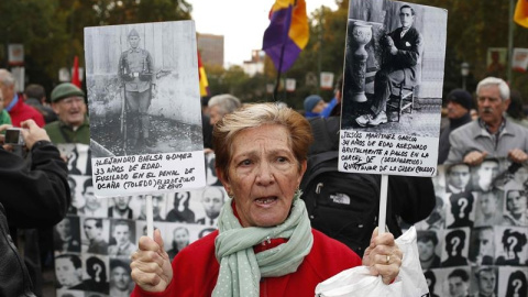 Una mujer con dos pancartas en la marcha estatal por la Memoria Histórica. EFE/Paco Campos